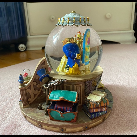 Beauty and the Beast Snowglobe - Picture 3 of 10